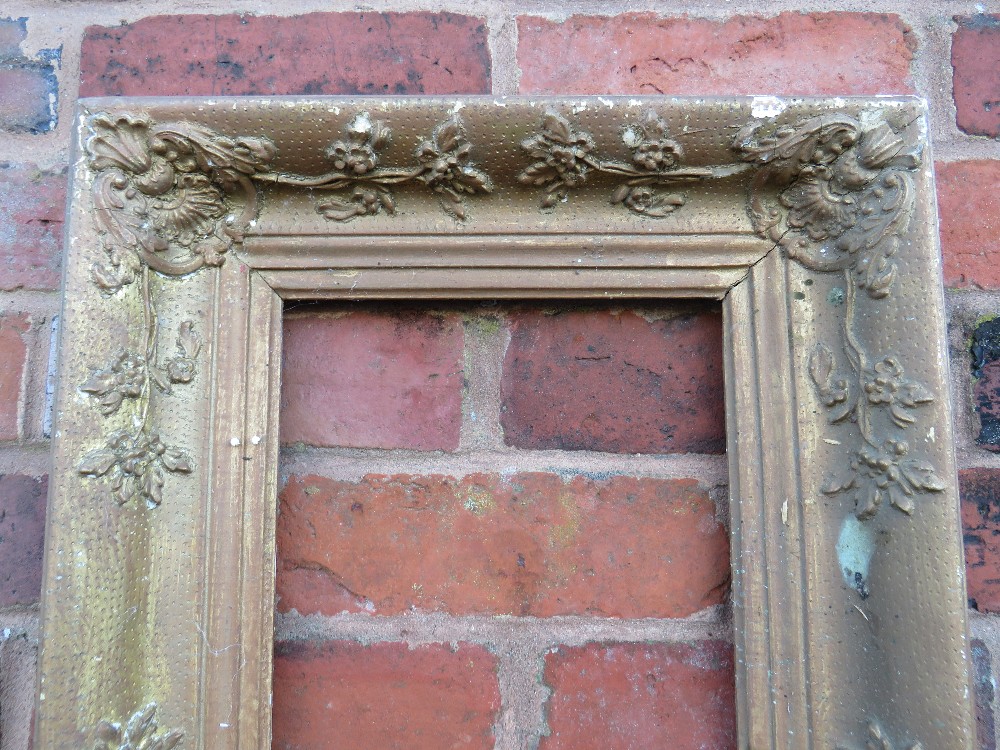 AN 18TH CENTURY DECORATIVE GOLD FRAME IN NEED OF SOME RESTORATION, frame W 9 cm, rebate 23 x 31 cm - Image 2 of 4