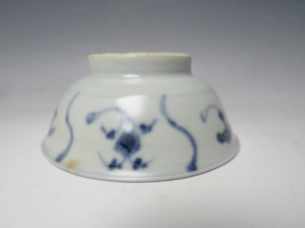 A CHINESE TEK SING CARGO BLUE AND WHITE BOWL WITH LOTUS DECORATION, retaining Nagel Auctions label - Image 4 of 5