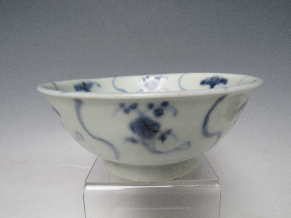 A CHINESE TEK SING CARGO BLUE AND WHITE BOWL WITH LOTUS DECORATION, retaining Nagel Auctions label - Image 3 of 5