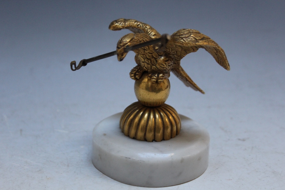 A GILT METAL EAGLE ON MARBLE DOUBLE POCKET WATCH STAND, H 10 cm