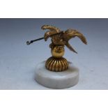 A GILT METAL EAGLE ON MARBLE DOUBLE POCKET WATCH STAND, H 10 cm