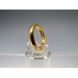 A HALLMARKED 22CT GOLD WEDDING BAND, ring size M, approximate weight 5.1 g