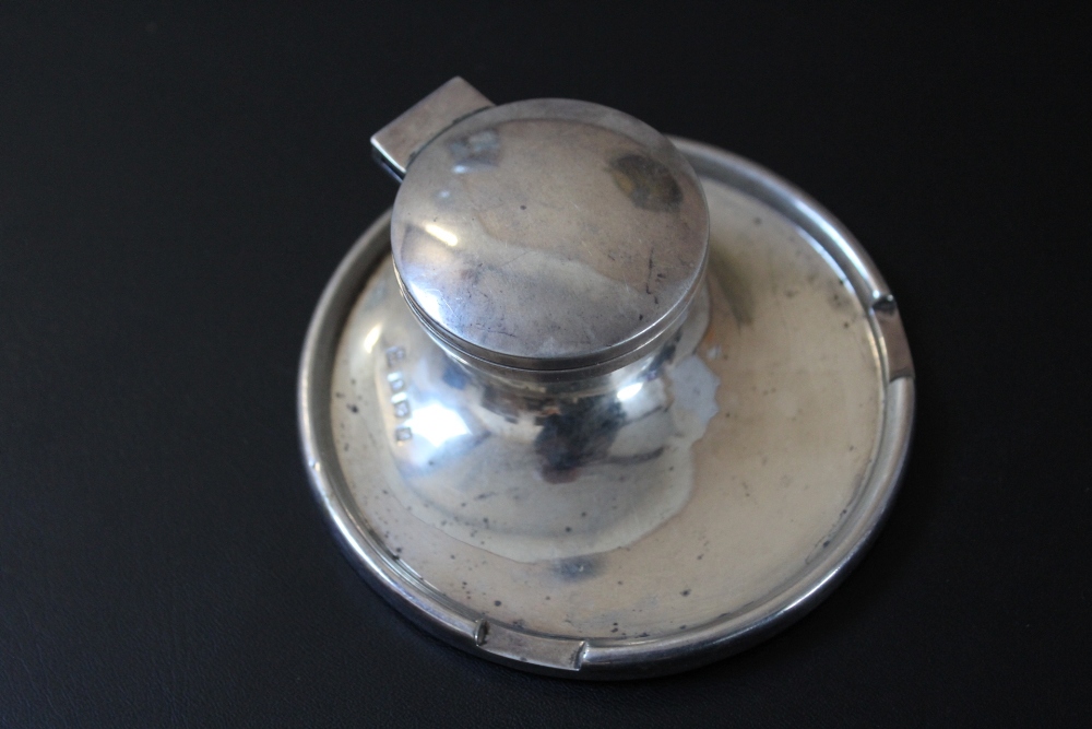 A HALLMARKED SILVER CAPSTAN INKWELL, with integral pen rest, Birmingham 1937, Dia 10 cm