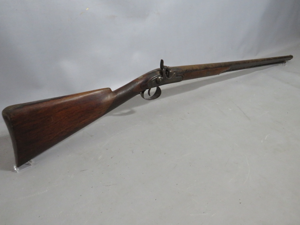 A 19TH CENTURY PERCUSSION RIFLE WITH RAMROD, length of barrel 83 cm, overall L 121 cm