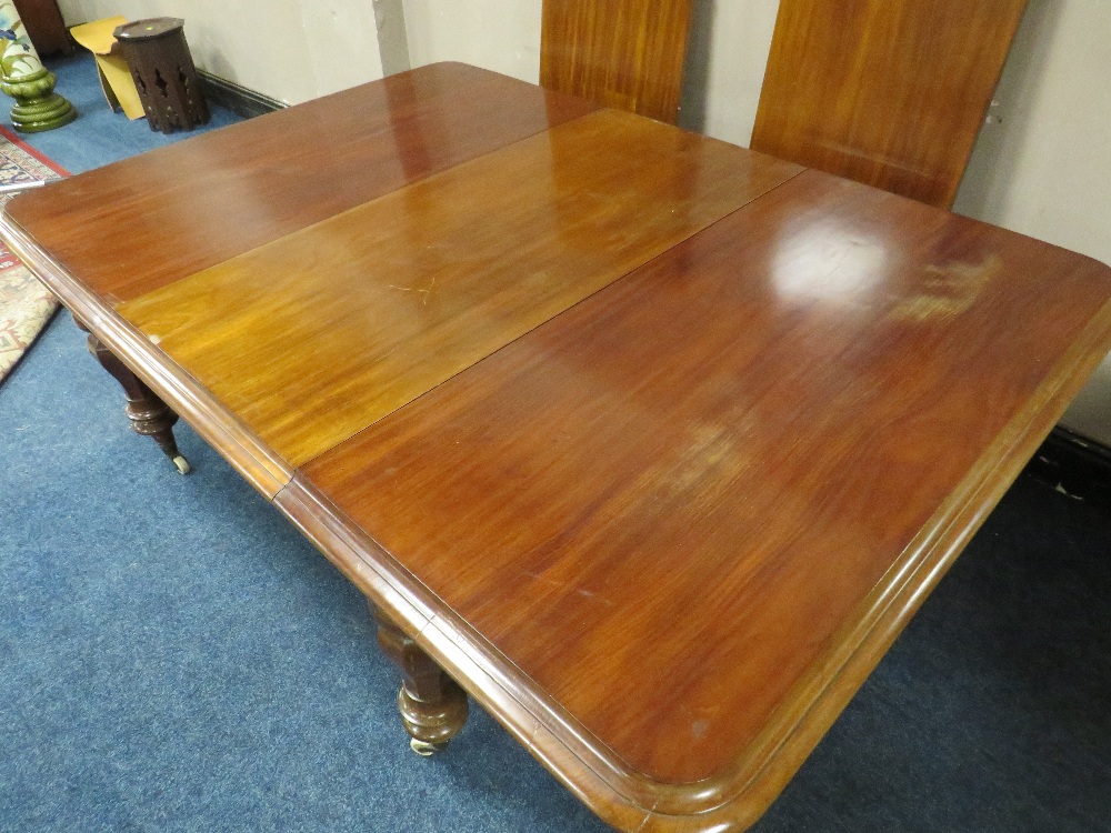 A 19TH CENTURY MAHOGANY PULL-OUT EXTENDING DINING TABLE WITH THREE ADDITIONAL LEAVES, raised on - Image 3 of 4