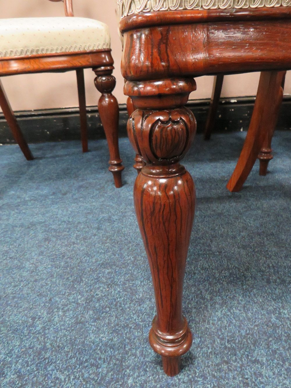 A SET OF SIX 19TH CENTURY ROSEWOOD CROWN BACK DINING CHAIRS, raised on shaped turned supports - Image 3 of 4