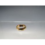 A HALLMARKED 9CT GOLD WEDDING BAND, ring size P, approximate weight 4.1 g