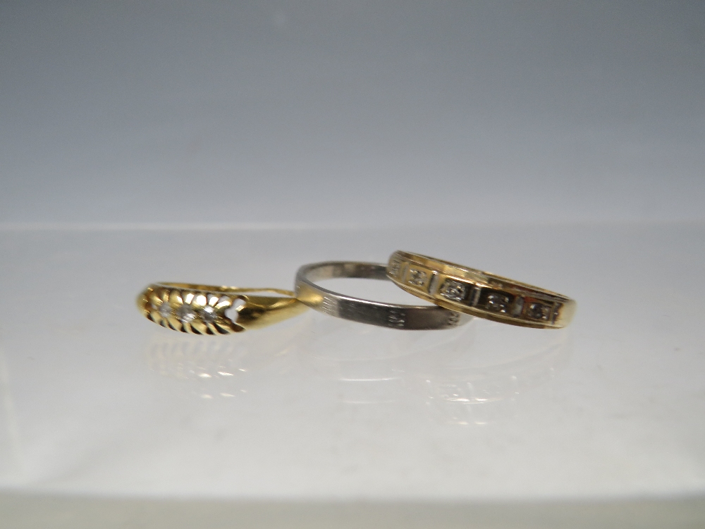 A HALLMARKED 9CT GOLD HALF ETERNITY RING, together with a second hallmarked ring having partial - Bild 2 aus 2