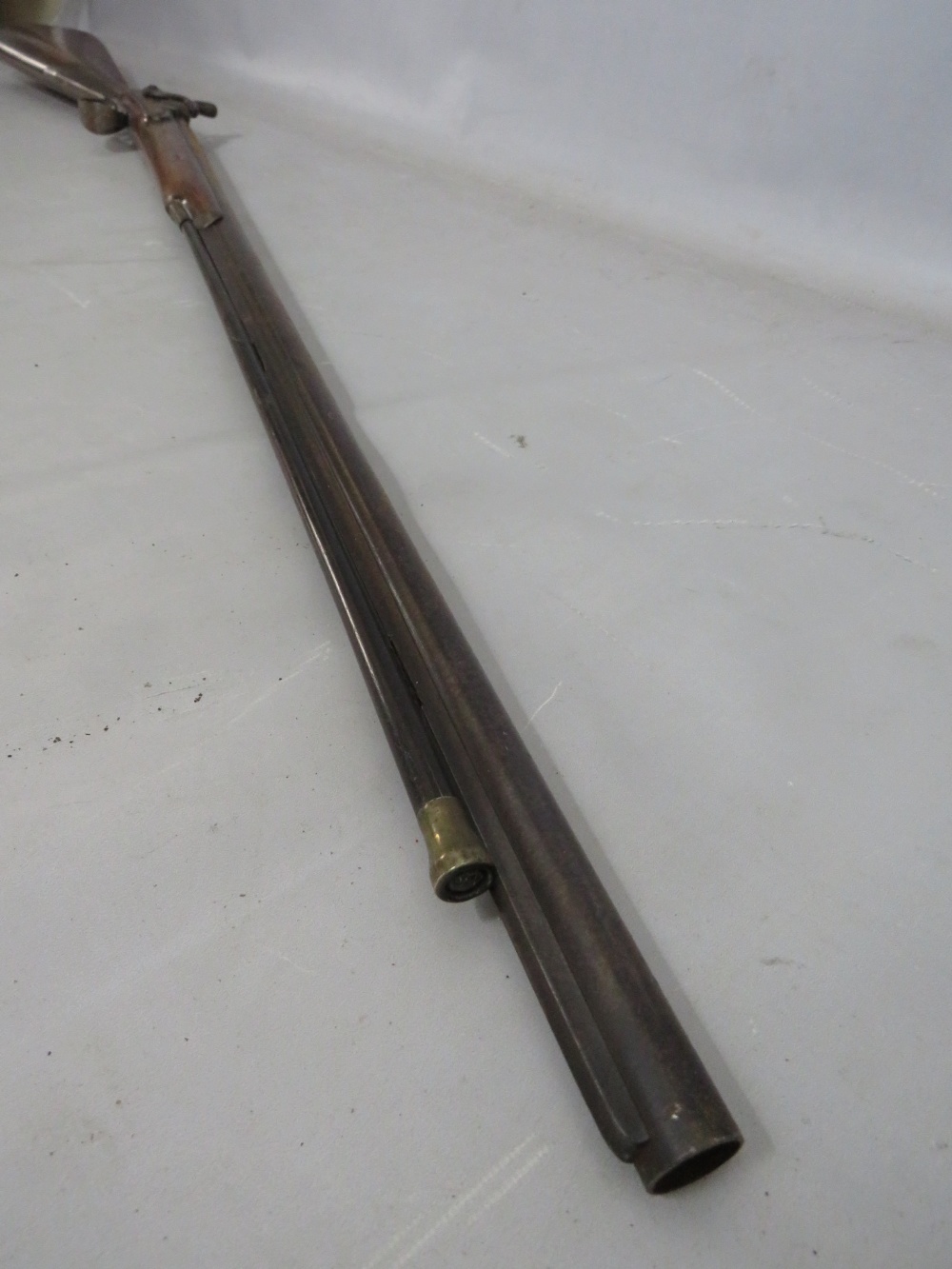 A 19TH CENTURY PERCUSSION RIFLE WITH RAMROD, length of barrel 83 cm, overall L 121 cm - Image 9 of 10