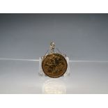AN EDWARD VII 1908 HALF SOVEREIGN, in a 9ct gold brooch mount, approximate weight 7.26 g