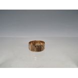 A HALLMARKED 9CT GOLD RING WITH ENGRAVED DESIGN, being panel effect shape, size Q ½, approx 2.67 g