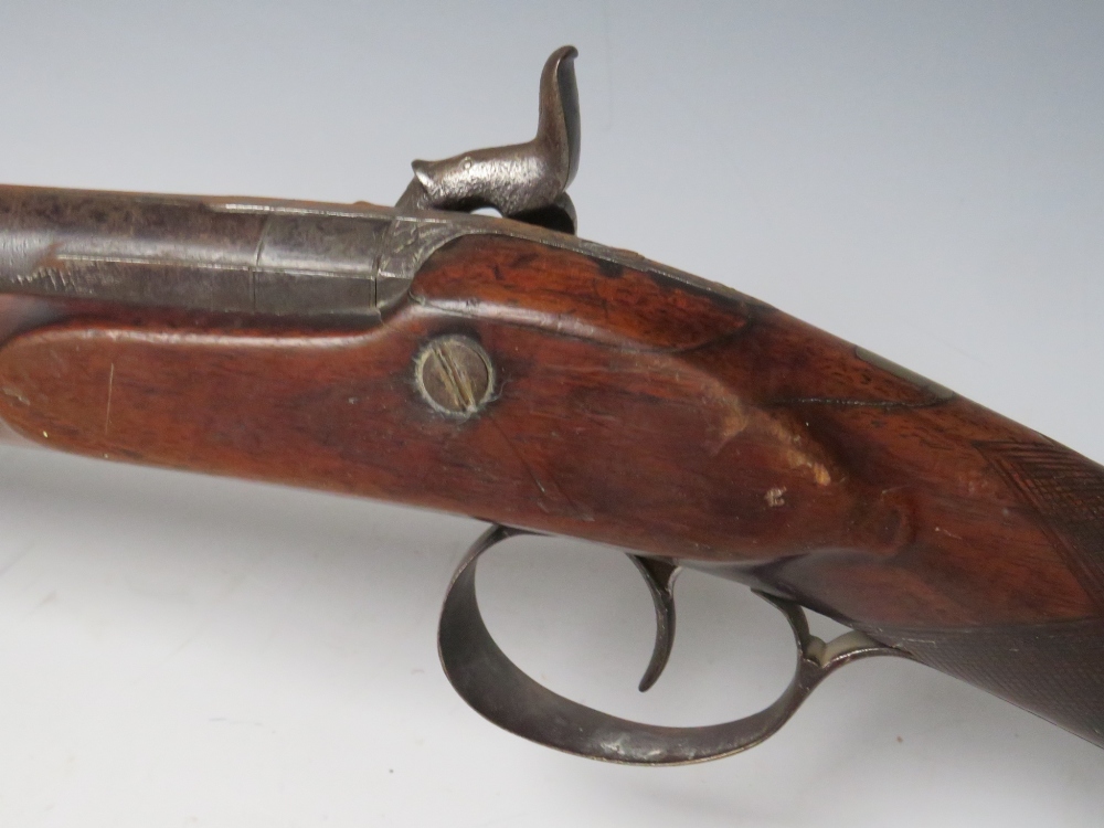 A 19TH CENTURY PERCUSSION RIFLE WITH RAMROD, length of barrel 83 cm, overall L 121 cm - Image 6 of 10