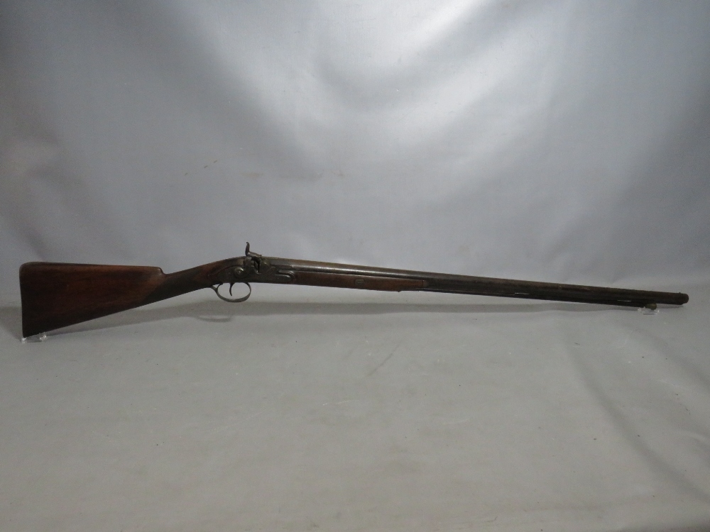 A 19TH CENTURY PERCUSSION RIFLE WITH RAMROD, length of barrel 83 cm, overall L 121 cm - Image 2 of 10