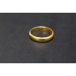 A HALLMARKED 22 CARAT GOLD BAND, approx weight 4.6g, ring size R