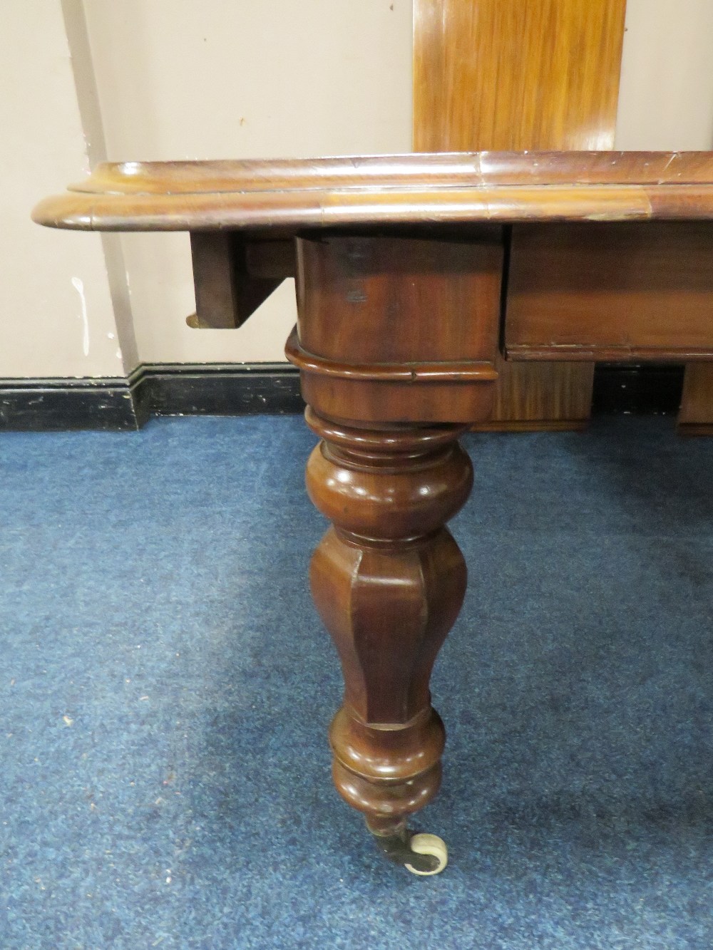 A 19TH CENTURY MAHOGANY PULL-OUT EXTENDING DINING TABLE WITH THREE ADDITIONAL LEAVES, raised on - Image 2 of 4
