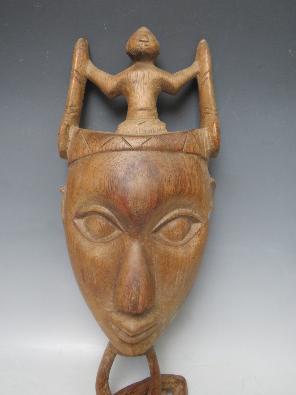 A CARVED WOODEN AFRICAN TRIBAL WALL HANGING / DECORATIVE MASK, overall H 87 cm - Image 2 of 10