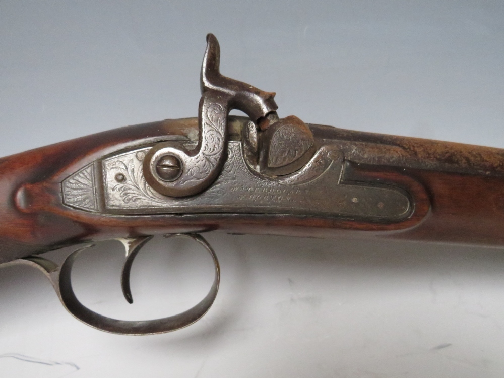 A 19TH CENTURY PERCUSSION RIFLE WITH RAMROD, length of barrel 83 cm, overall L 121 cm - Image 3 of 10
