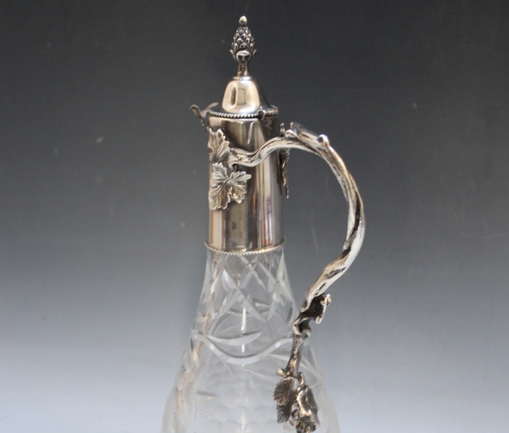 A SILVER PLATE AND CUT GLASS CLARET JUG, H 33.5 cm - Image 2 of 4