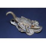 A GILT METAL NOVELTY TABLE CLIP IN THE FORM OF A CROCODILE, W 12.5 cm