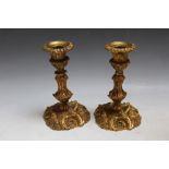 A PAIR OF GILT METAL ORMOLU STYLE CANDLESTICKS, H 17 cm