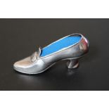 AN AMERICAN STERLING SILVER NOVELTY PIN CUSHION IN THE FORM OF A SHOE, W 8.5 cm