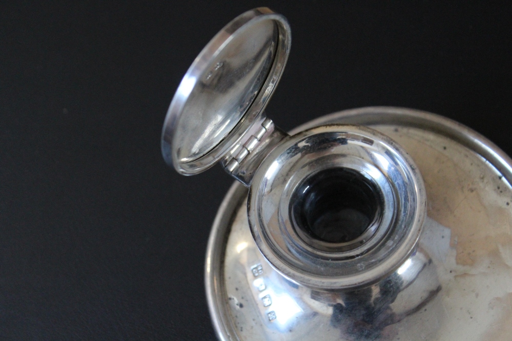 A HALLMARKED SILVER CAPSTAN INKWELL, with integral pen rest, Birmingham 1937, Dia 10 cm - Image 3 of 3