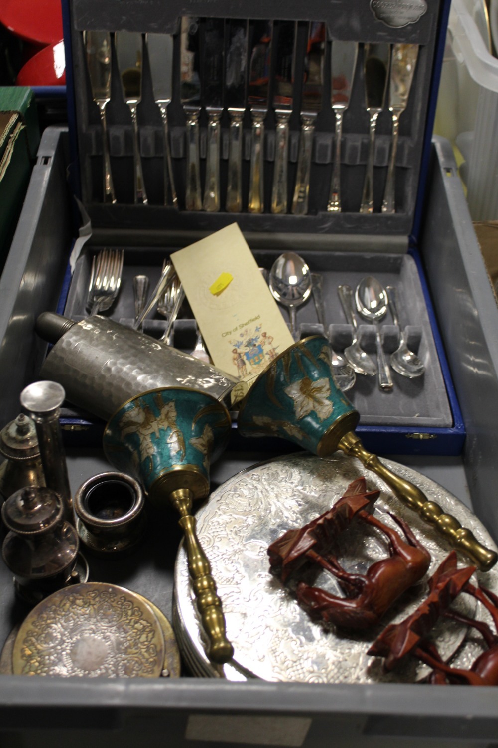 A TRAY OF METALWARE TO INCLUDE CASED PART CANTEEN OF CUTLERY