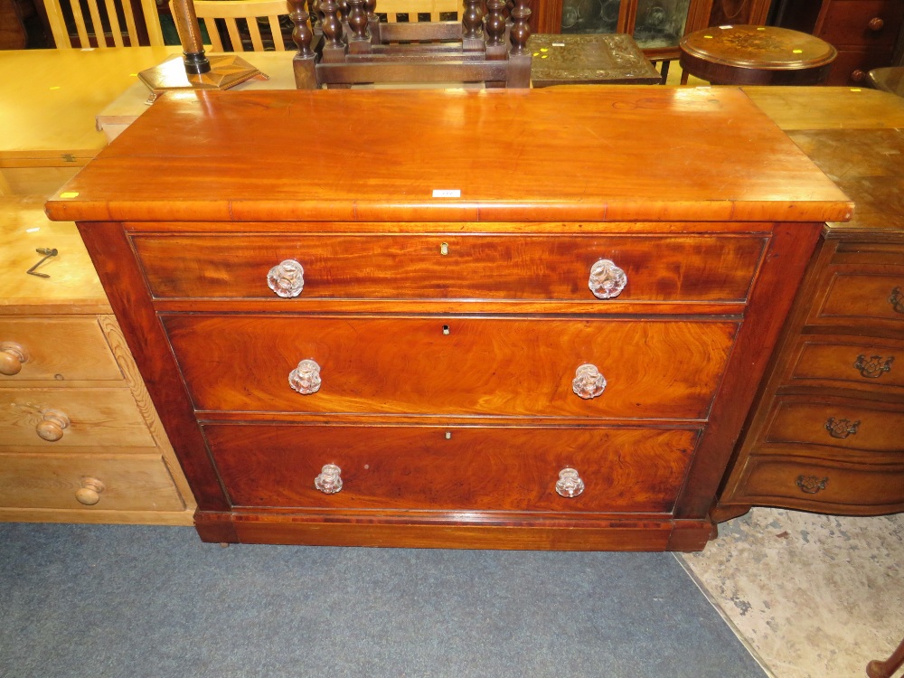 A LARGE VICTORIAN MAHOGANY THREE DRAWER CHEST WITH GLASS HANDLES W-114 CM