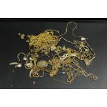 A QUANTITY OF VINTAGE YELLOW METAL JEWELLERY