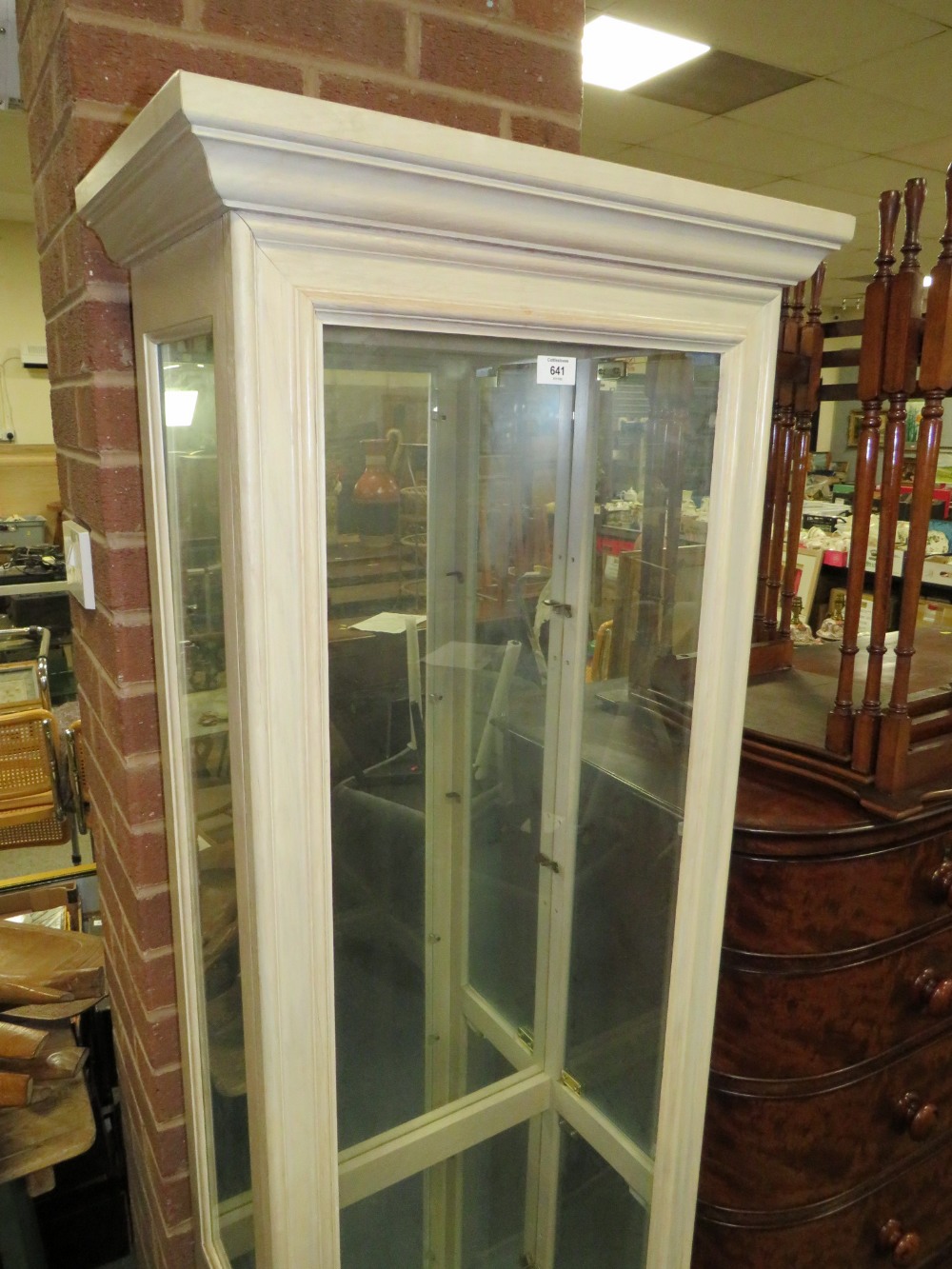 A MODERN FLOORSTANDING GLAZED BOOKCASE WITH GLASS SHELVES H-183 W-59 CM - Image 2 of 5