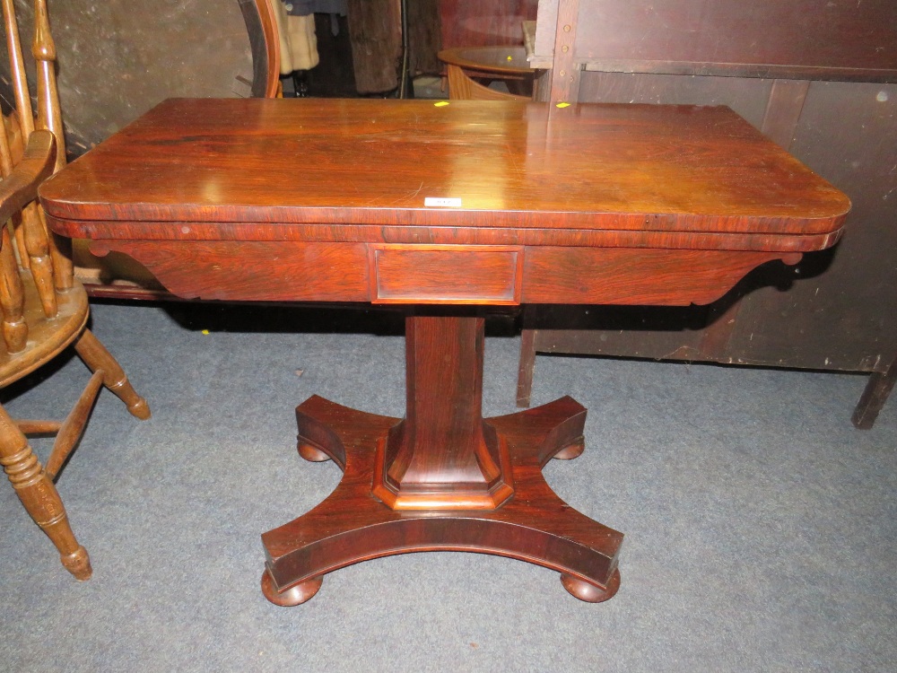 A 19TH CENTURY ROSEWOOD FOLD-OVER CARD TABLE ON AN OCCASIONAL SHAPED COLUMN W-91 CM - Image 4 of 6