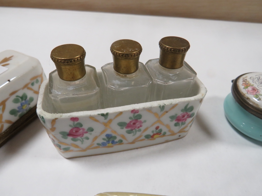 A LIMOGES CERAMIC MINIATURE THREE BOTTLE SCENT BOTTLE HOLDER - A/F TOGETHER WITH A HALCYON DAYS PILL - Image 2 of 5