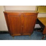 AN ANTIQUE MAHOGANY AND SATINWOOD BANDED TWO DOOR CABINET, RAISED ON HAIRY PAW FEET H-92 W-93 CM