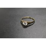 A HALLMARKED 9CT GOLD SOLITAIRE DRESS RING - APPROX WEIGHT 1.3 G
