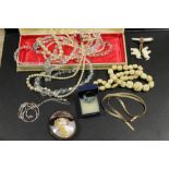 A BOX OF ASSORTED COSTUME JEWELLERY TO INCLUDE A SILVER HERRINGBONE NECKLACES, BROOCHES ETC