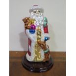 A THOMAS PACCONI EXCLUSIVE COLLECTION GLASS BLOWN SANTA ORNAMENT ON WOODEN BASE, H 27 CM, IN