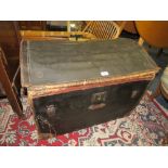 A VINTAGE DOMED TRAVEL TRUNK W-74 CM S/D