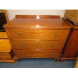 A 1920/30'S MAHOGANY THREE DRAWER CHEST W-92 CM