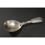 A HALLMARKED SILVER EARLY VICTORIAN FIDDLE AND THREAD CADDY SPOON - MAKERS MARK HH