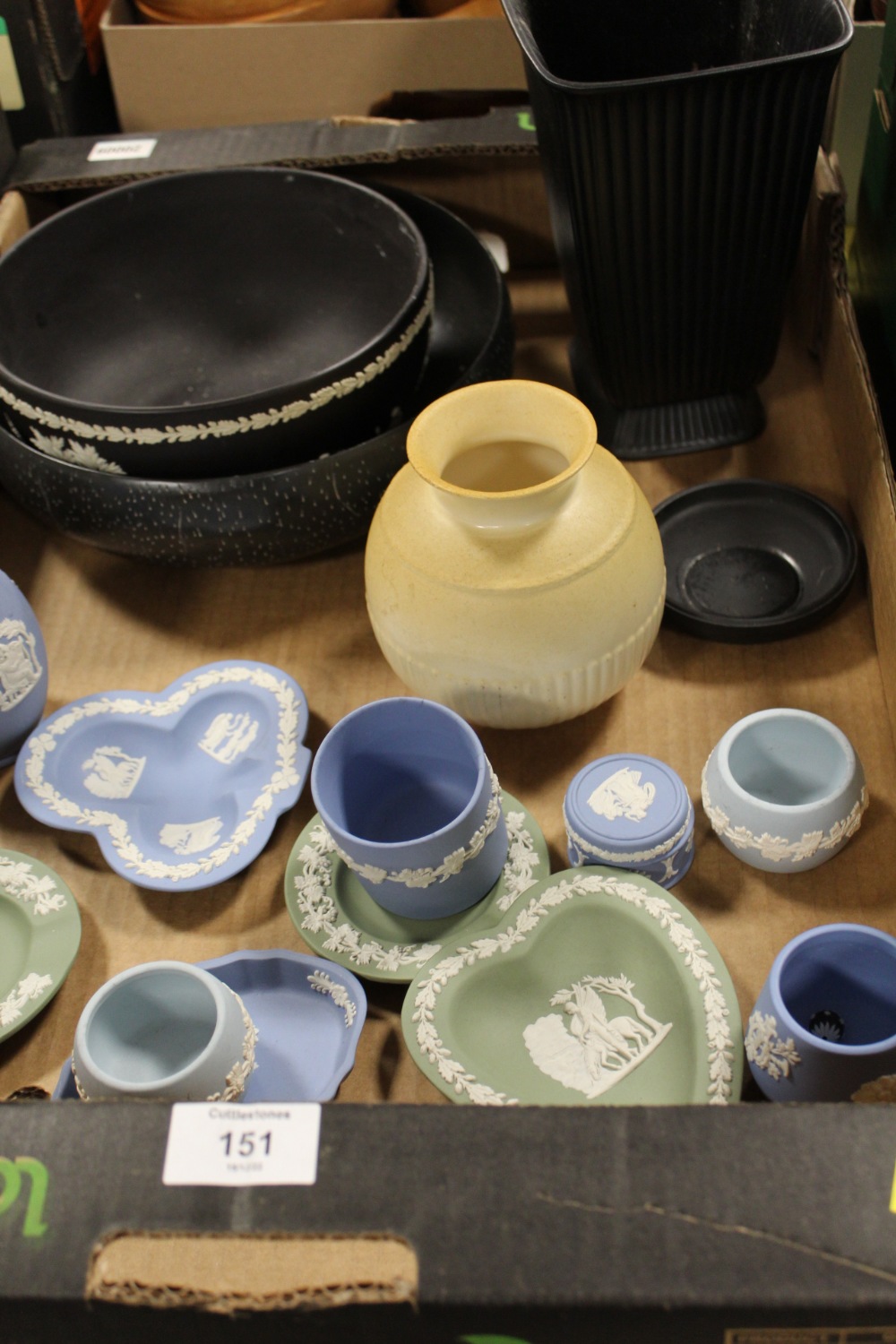 A TRAY OF ASSORTED WEDGWOOD TO INCLUDE A BLACK JASPERWARE BOWL ETC