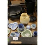 A TRAY OF ASSORTED WEDGWOOD TO INCLUDE A BLACK JASPERWARE BOWL ETC