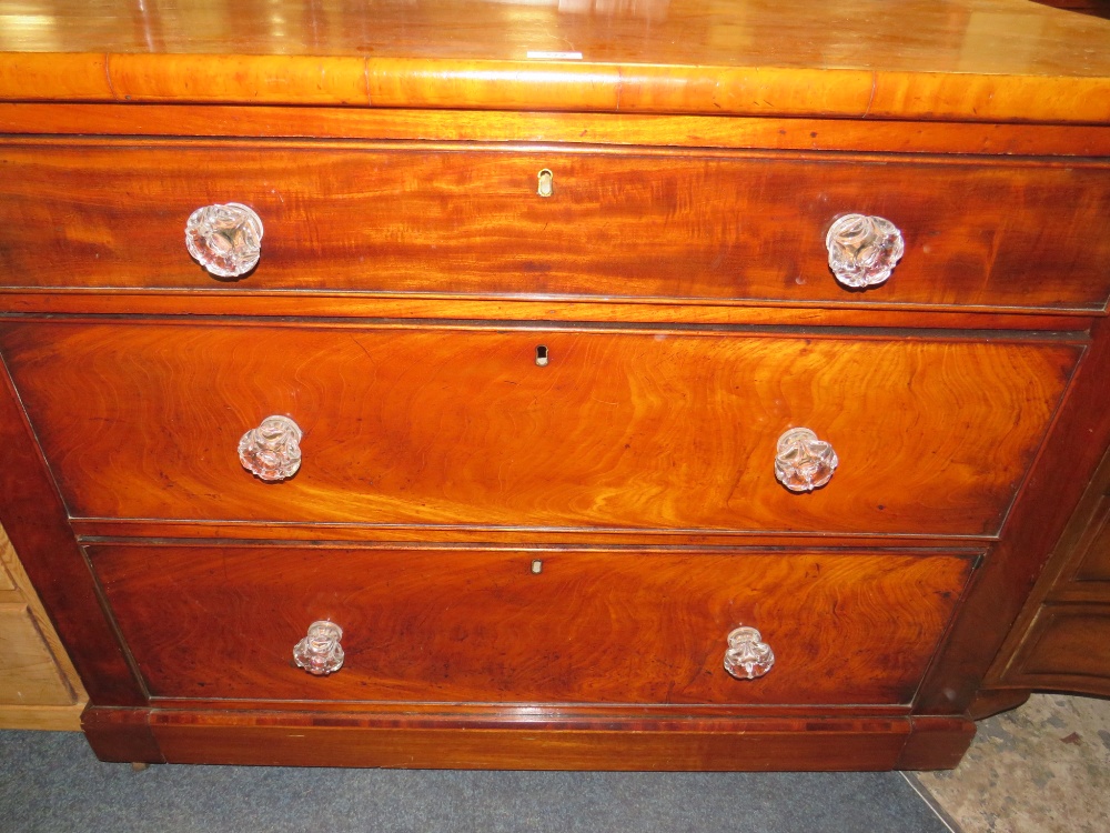 A LARGE VICTORIAN MAHOGANY THREE DRAWER CHEST WITH GLASS HANDLES W-114 CM - Image 2 of 5