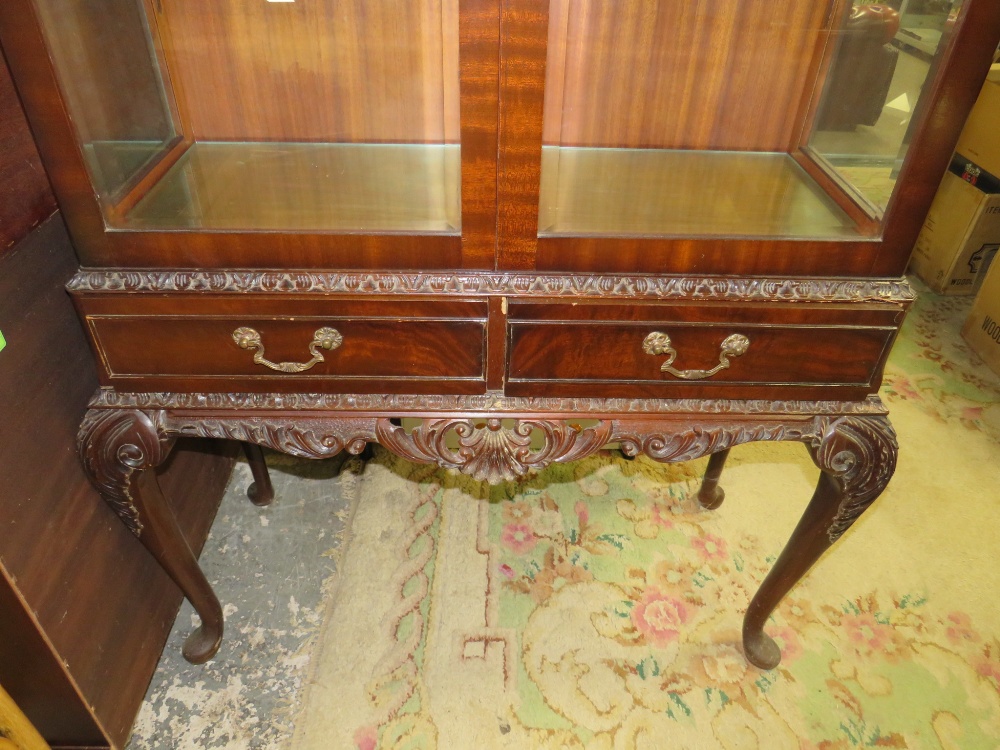 A 20TH CENTURY DISPLAY CABINET RAISED ON CABRIOLE LEGS - GLASS SHELVES H-159 W-99 CM - Image 4 of 5