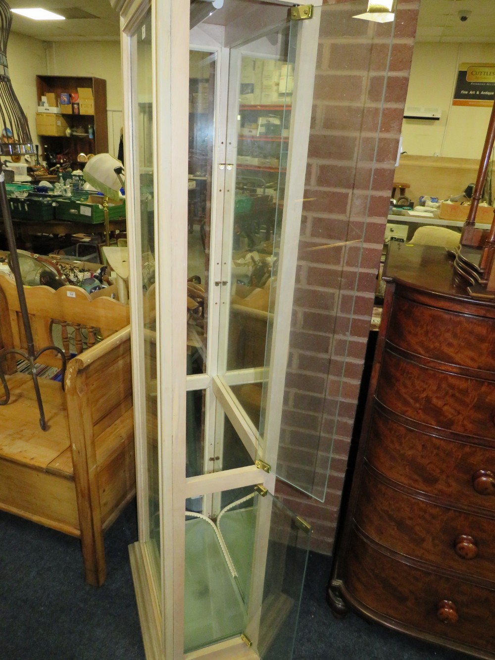 A MODERN FLOORSTANDING GLAZED BOOKCASE WITH GLASS SHELVES H-183 W-59 CM - Image 4 of 5