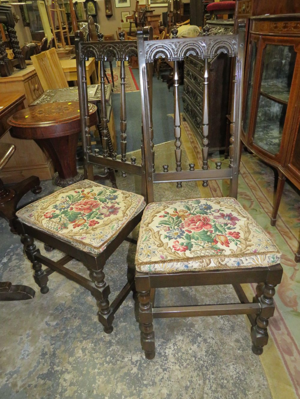 A DARK OAK ERCOL STYLE REFECTORY TABLE AND FOUR CHAIRS - Image 5 of 6