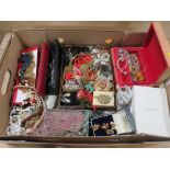 A TRAY OF COSTUME JEWELLERY CONSISTING OF NECKLACES, BROOCHES AND RINGS ETC