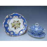 AN EARLY 19TH CENTURY COALPORT BOWL, COVER AND STAND IN BLUE DRAGON PATTERN, together with a