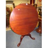 A QUALITY MODERN MAHOGANY TILT-TOP PEDESTAL TABLE DIA. 91 CM