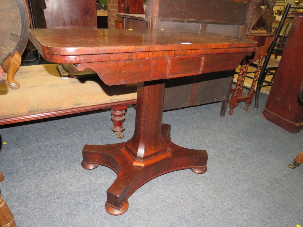 A 19TH CENTURY ROSEWOOD FOLD-OVER CARD TABLE ON AN OCCASIONAL SHAPED COLUMN W-91 CM - Image 6 of 6