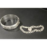 A HALLMARKED SILVER ENGRAVED HINGED BANGLE TOGETHER WITH A SILVER GATE BRACELET (2)